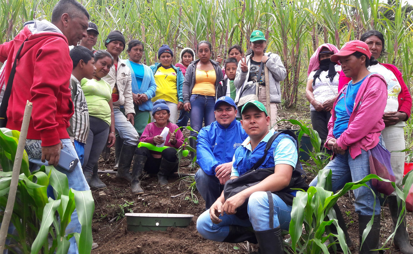 20180222 2 People of Gabrielas with their first planted Waterboxx plant cocoon for the World Food Programme Innovation Accelerator Zero Hunger by 2030 project S