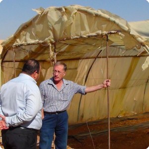 20161025   3 Eng. Nabeeh discussing to re use the greenhouse to plant herbs and later on in season to use it for tomatoes  eggplant  peppers etc. planted with the Groasis Waterboxx