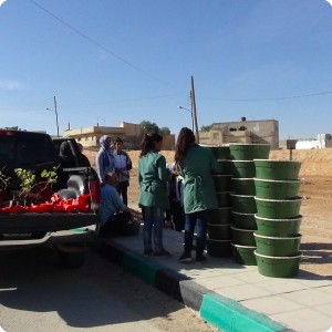 20161110   1 Girls assambling the Waterboxx plant cocoon