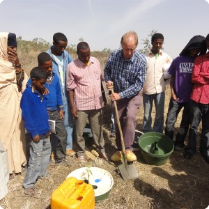 2 Deputy students of the schoolcame to the instruction classes from Pieter Hoff at the beekeepers