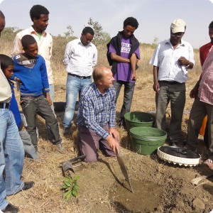 20 Pieter Hoff explains that we make a planting hole for the plant that is exactly the size of the pot