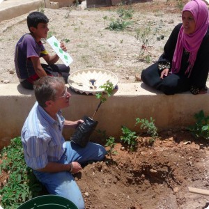 20120611   5 Eng Nabeeh is explaning how to plant 