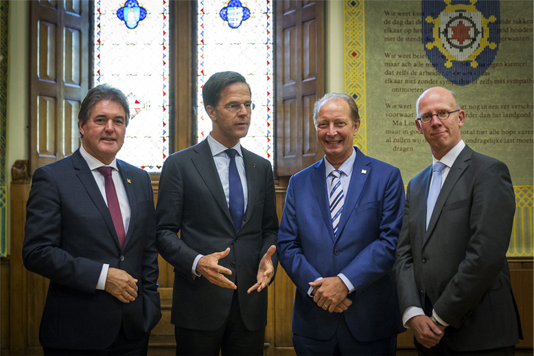 Mark Rutte met het Nationaal Icoon van Nederland Groasis - een 'intelligente emmer' om bomen te planten met minder water in droge, geerodeerde gebieden en woestijnen