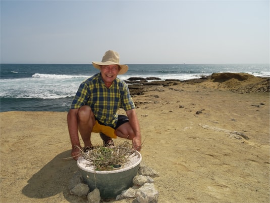 Bomen planten vlakbij de zee - Pieter Hoff met een Algarrobo boom op een moeilijke plantplek in Ecuador - Earth Chocolatera cliff