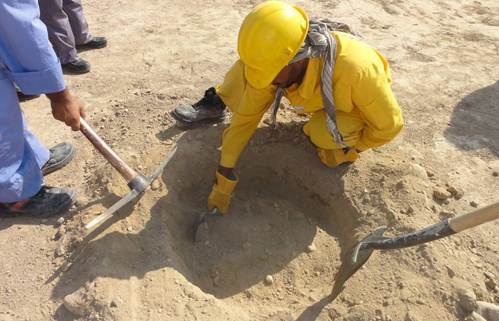 The planting hole by hand: